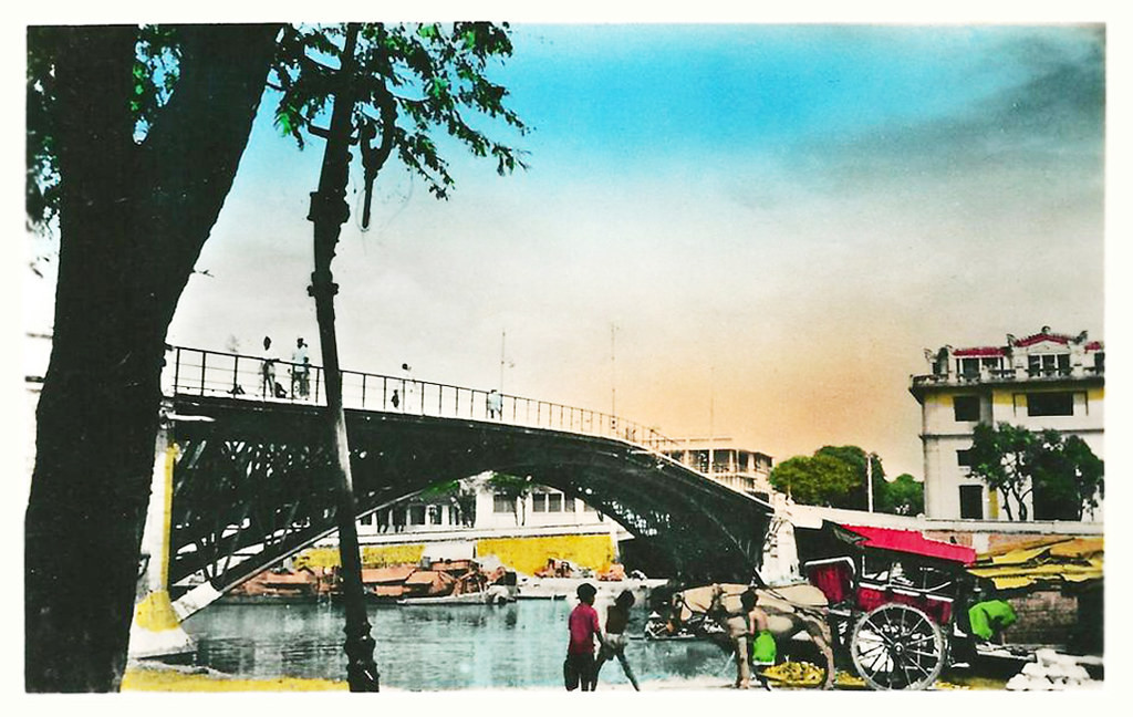 Cầu Mống trong tấm bưu thiếp tô màu xưa.