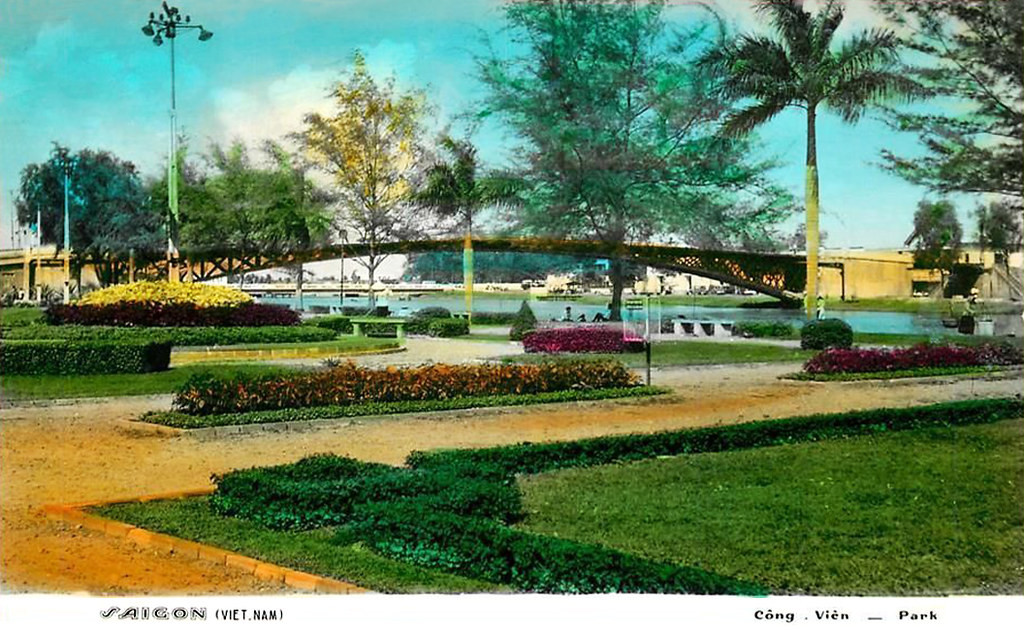 Cầu Mống trong một tấm bưu thiếp tô màu in năm 1965.