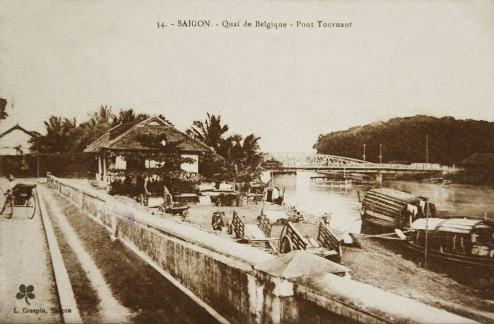 Từ đường dẫn lên cầu Mống nhìn về cầu quay Khánh Hội (Pont Tournant - cầu Quay). Trong tấm bưu thiếp, bến Chương Dương được ghi chú là bến Bỉ Quốc (Quai de Belgique).