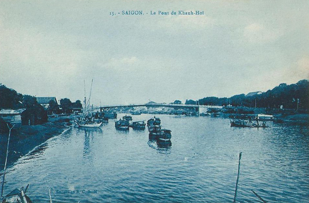 Từ trên cầu Khánh Hội nhìn về cầu Mống.