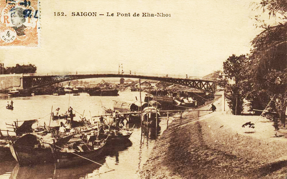 Tấm bưu thiếp cổ thể hiện hình ảnh cầu Mống ở Sài Gòn cuối thế kỷ 19, nhìn từ vị trí ngày nay là cầu Khánh Hội. Khi bức ảnh này được chụp, cầu Khánh Hội (xây năm 1904) còn chưa hiện diện.