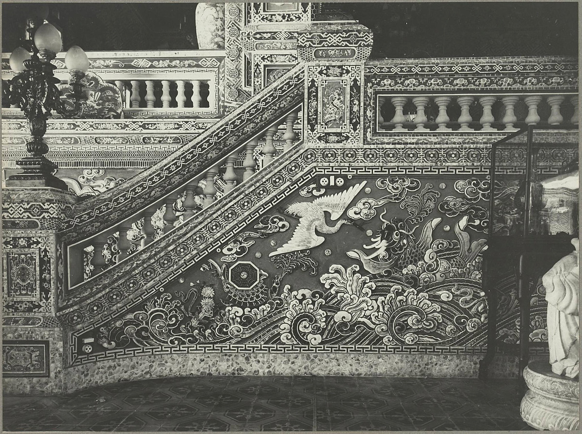 Nội thất nhà hát trang trí dày đặc bằng mảnh sành sứ màu khiến công trình có vẻ đẹp lộng lẫy, đa sắc.