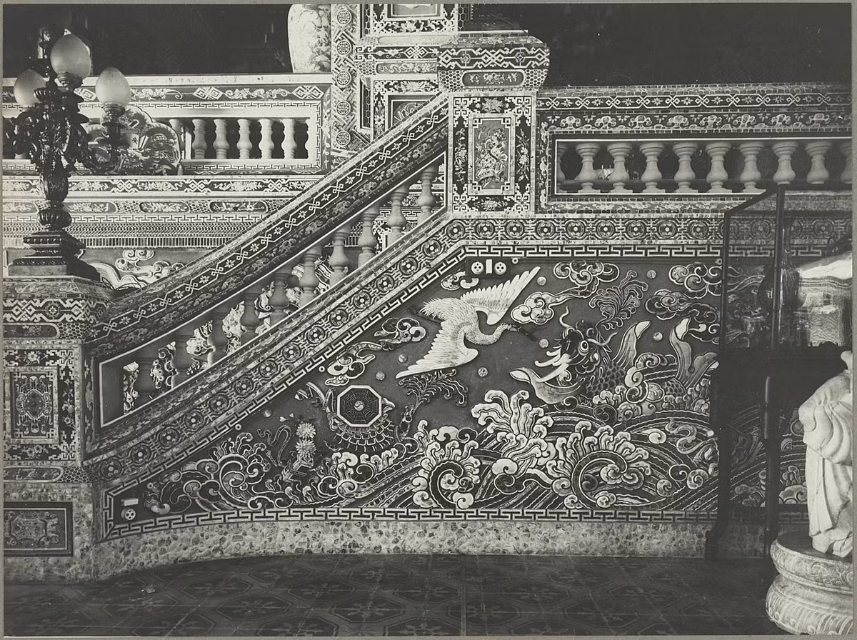 Nội thất nhà hát trang trí dày đặc bằng mảnh sành sứ màu khiến công trình có vẻ đẹp lộng lẫy, đa sắc.