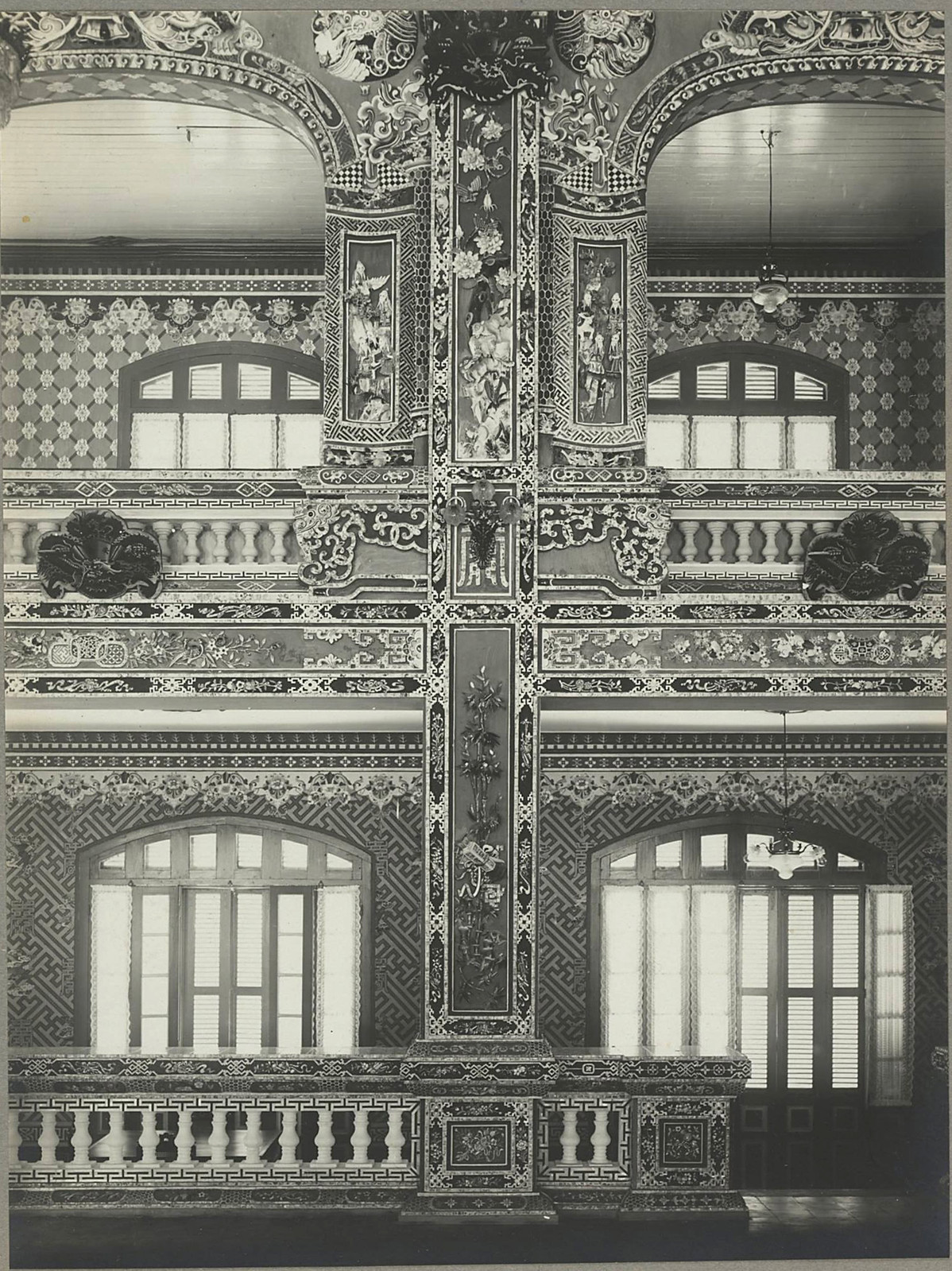 Nhà hát Cửu Tư Đài có diện tích mặt nền gần 1.200m2, xây hai tầng, mặt quay về hướng Bắc, phía sau liên thông với lầu Khải Tường.