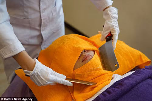 Mat xa thu gian bang cach dung dao phay bam vao mat