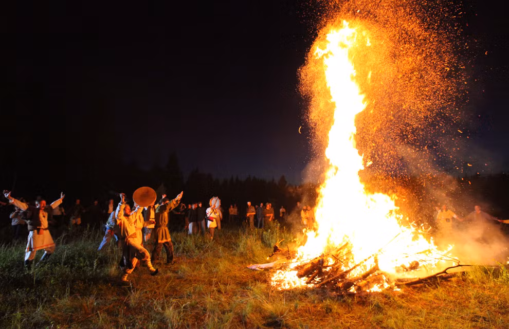  Ngày Hạ chí là một ngày lễ lớn ở các nước Bắc Âu do đây là thời điểm ấm áp nhất trong năm của khu vực này. Những hoạt động chính diễn ra để đón mừng ngày Hạ chí ở Bắc Âu là đốt lửa trại và tổ chức tiệc tùng. Ảnh: Hello Magazine.