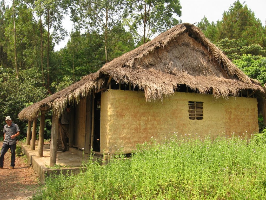 "Nhà tranh vách đất" rất phố biến trong các thôn làng người Việt xưa, ngày nay thường được coi là một biểu tượng cho nghèo đói, lạc hậu. Tuy vậy, các chuyên gia kiến trúc khẳng định đây là giải pháp cách nhiệt rất tuyệt vời cho ngôi nhà. Ảnh: Kiến Trúc Việt.