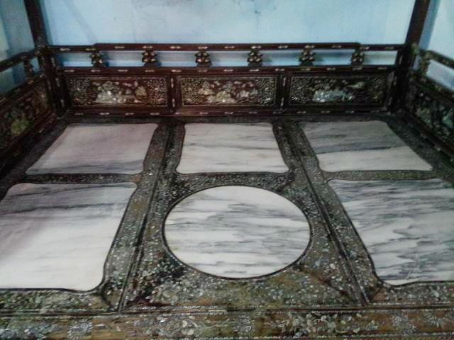 Dựa trên đặc tính giữ được độ mát lâu của đá, người xưa đã sáng tạo nên giường ốp đá, một giải phải làm mát cho giấc ngủ mùa hè. Tuy nhiên, những chiếc giường này là vật dụng xa xỉ mà chỉ những gia đình khá giả mới tậu được. Ảnh: Zing.vn.