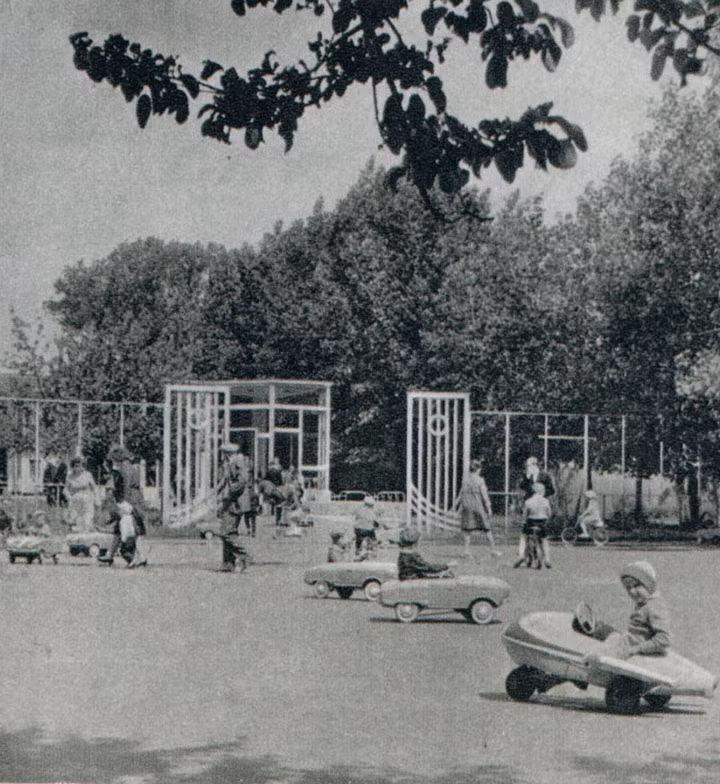 Những chiếc xe này thường được cung cấp cho các công viên, địa điểm vui chơi công cộng để phục vụ trẻ em miễn phí. Ảnh: English Russia.