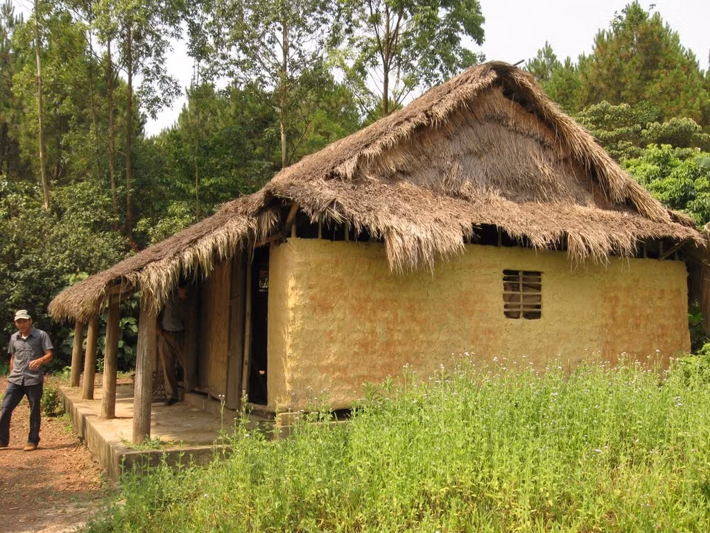 "Nhà tranh vách đất" rất phố biến trong các thôn làng người Việt xưa, ngày nay thường được coi là một biểu tượng cho nghèo đói, lạc hậu. Tuy vậy, các chuyên gia kiến trúc khẳng định đây là giải pháp cách nhiệt rất tuyệt vời cho ngôi nhà. Ảnh: Kiến Trúc Việt.