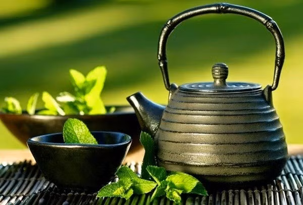 Trà xanh, nhân trần, nước vối... là các loại đồ uống giải nhiệt không thể thiếu trong ngày hè nóng bức của các bậc tiền nhân. Ảnh: Giadinh.tv.