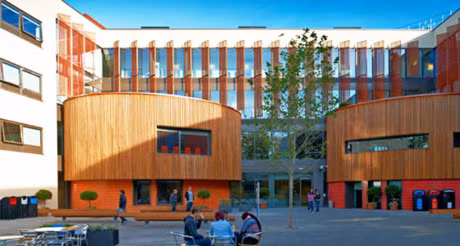 3. Đại học Anglia Ruskin là 1 trong những trường đại học quy mô và cũng là cơ sở giáo dục cung cấp chương trình đào tạo bán thời gian lớn nhất phía đông London.