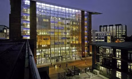 6. Đại học London South Bank là một trong những trường lớn nhất và lâu đời nhất ở London. Trường thu hút 25.000 sinh viên đến từ hơn 120 quốc gia trên thế giới. Đại học London South Bank đặt tại trung tâm nhộn nhịp, nằm ngay bên cạnh con sông Thames.