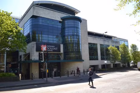 13. Đại học Southampton Solent được đánh giá là cơ sở đào tạo hàng hải thuộc top đầu thế giới. Đồng thời, đây cũng là một trong những Đại học sáng tạo nhất Vương Quốc Anh trong đợt trưng cầu ý kiến sinh viên năm 2013 và 2014.