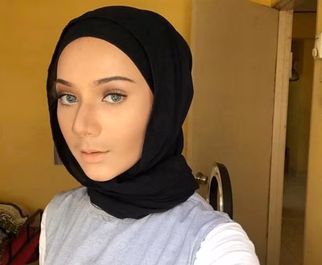 “Hot girl lai xe may ban kem” bat ngo noi tieng tren mang-Hinh-4