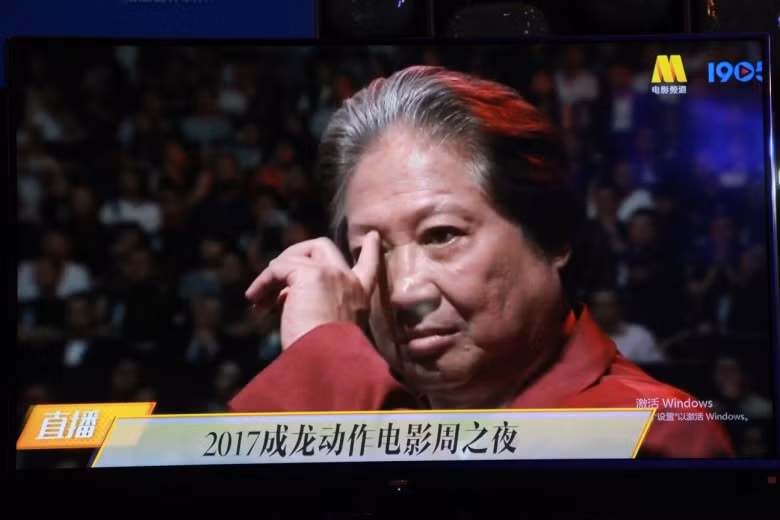 Thập niên 1960 tại Hong Kong, ai cũng biết về nhóm học sinh được dạy võ thuật và kỹ thuật biểu diễn do võ sư Vu Chiêm Nguyên thành lập. Mọi người trong nhóm đều lấy nghệ danh có chữ Nguyên ở đầu với hàm ý cảm ơn sư phụ. Thành Long kể năm xưa sư phụ rất nghiêm khắc. Nhưng giờ đây khi sư phụ qua đời, các thành viên mới hiểu tâm ý của người. Khi nghe câu chuyện này, Hồng Kim Bảo một lần nữa rơi nước mắt.