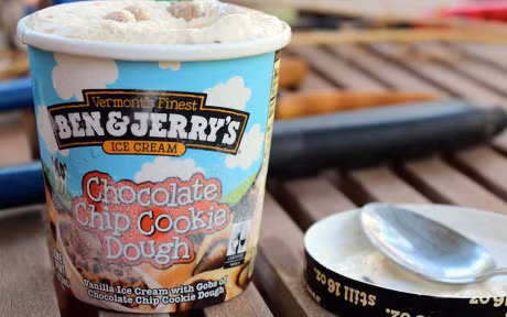 Ben and Jerry`s là hãng kem nổi tiếng bởi hương vị thơm ngon, dễ tan chảy, thường được dùng kèm với hoa quả sấy khô.