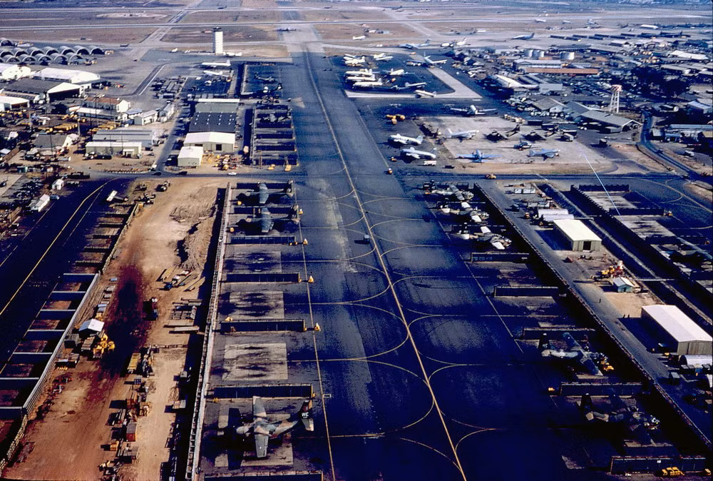 Một góc căn cứ quân không quân Tân Sơn Nhất nhìn từ trên cao, 1971. Ảnh: Douglas Elgin.