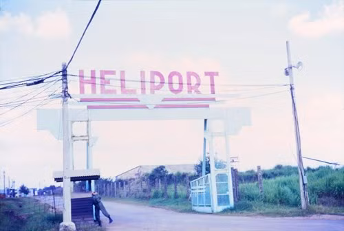 Cổng vào căn cứ trực thăng Tân Sơn Nhất trên đường Cộng Hòa, 1967. Ảnh: Eaindy.