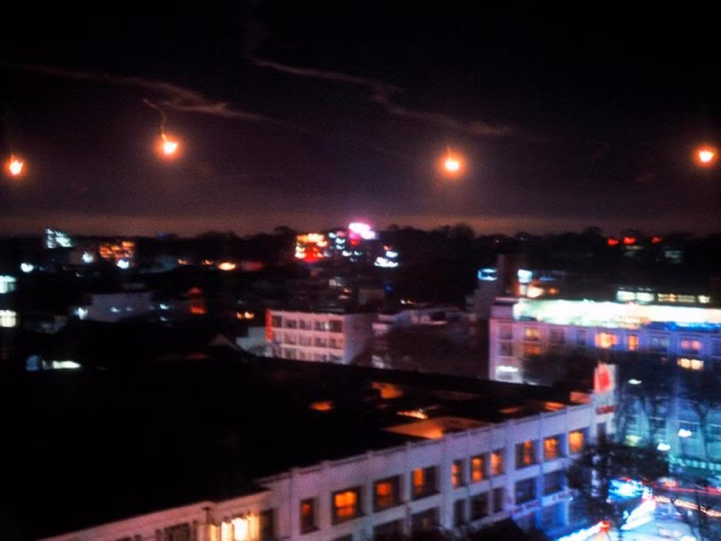 Các đốm lửa hỏa châu (pháo sáng quân sự) được phóng lên từ sân bay Tân Sơn Nhất nhìn từ trung tâm Sài Gòn, 1967. Ảnh: Bill Mullin.