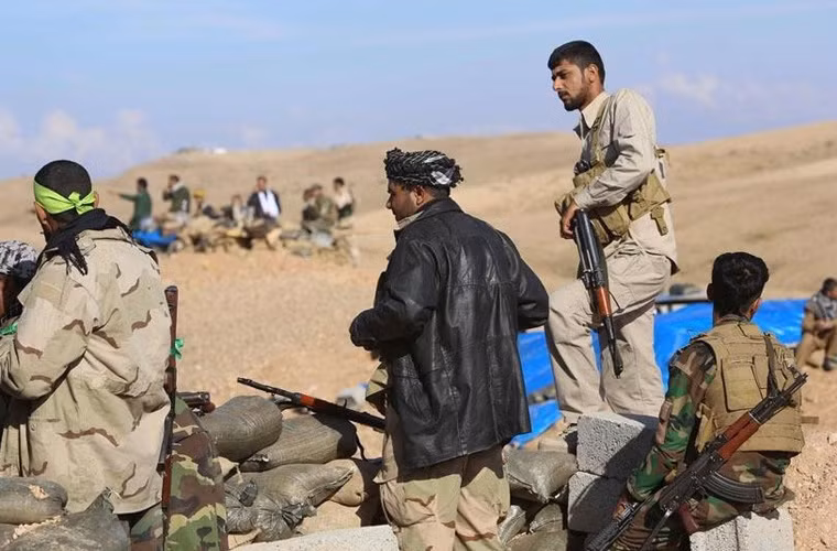 Các chiến binh người Kurd chủ yếu sử dụng súng trường tiến công AK-47 (gồm cả loại báng gấp).