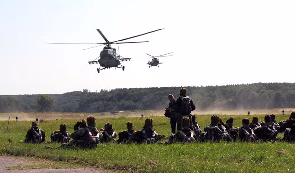 Lính dù Ukraine huấn luyện đổ bộ đường không.