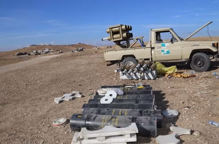 Một chiếc xe bán tải lắp giàn pháo phóng loạt với các viên đạn tự chế.