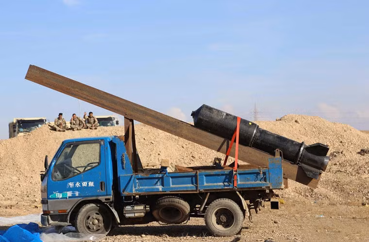 Đạn rocket “khủng” đặt trên bệ phóng tự chế - “khung gầm” của nó là xe vận tải nhỏ của Trung Quốc.