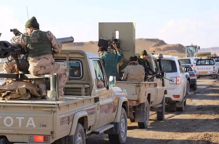 Các loại xe bán tải có xuất xứ từ Nhật rất được ưa chuộng biến thành phương tiện cơ giới chiến đấu. Trong ảnh, các xe bán tải của Toyota được lắp súng không giật hay đại liên 12,7mm.