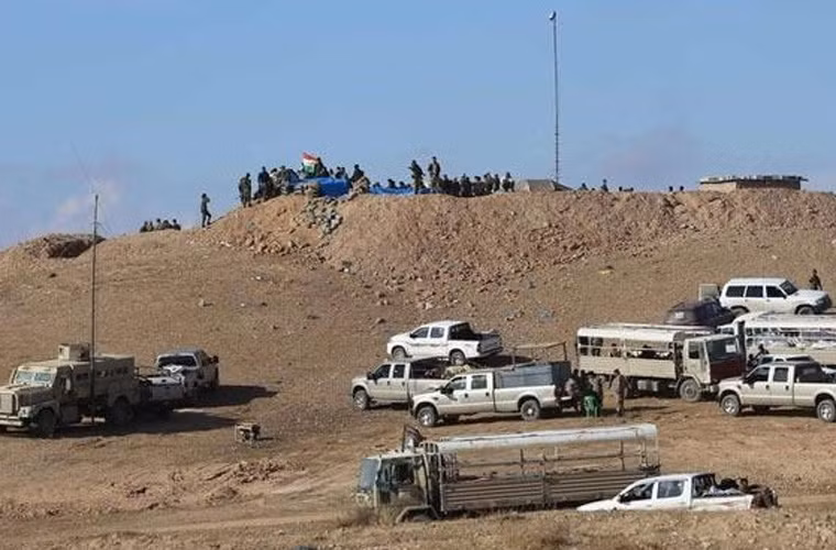 Đâu đó vẫn có những chiếc xe thiết giáp “chuyên nghiệp” – góc trái ảnh là xe bọc thép kháng mìn do Mỹ chế tạo.