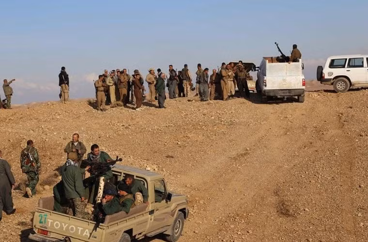 Những chiếc xe bán tải hoặc xe khách nhỏ (bỏ nóc) lắp đại liên 12,7mm chi viện hỏa lực.