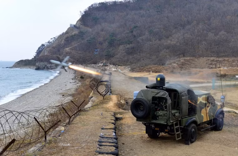 Trong ảnh, đạn Spike NLOS được bắn từ khung bệ cơ động, trên xe có tích hợp tổ hợp ngắm quang – điện.