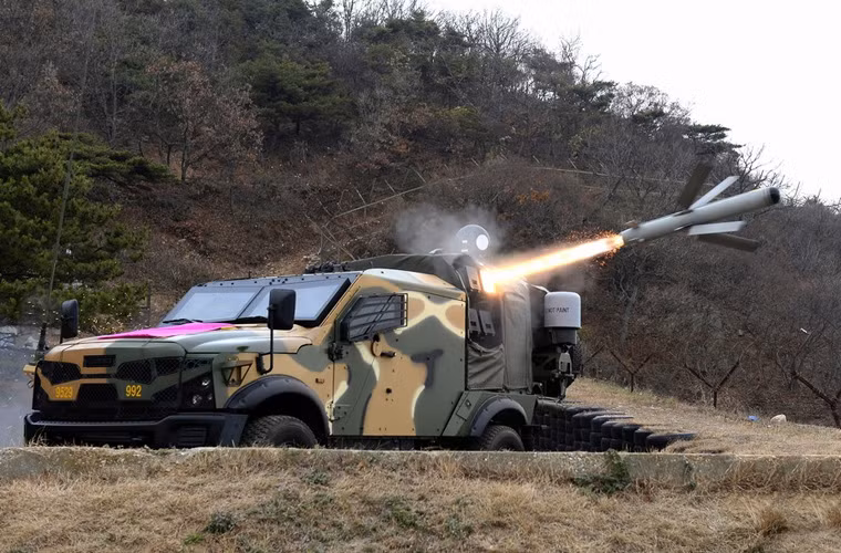 Spike NLOS là biến thể của tên lửa chống tăng "bắn và quên" thế hệ 4 Spike do công ty Rafael Israel phát triển. Hàn Quốc đã đặt mua số lượng tương đối Spike NLOS năm 2011 và triển khai trên 2 đảo tiền tiêu Baengnyeong và Yeonpyeong, gần đường giới tuyến phía bắc với Triều Tiên.