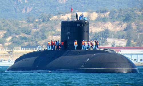Tàu ngầm Kilo trên vịnh Cam Ranh.