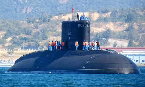 Tàu ngầm Kilo trên vịnh Cam Ranh.