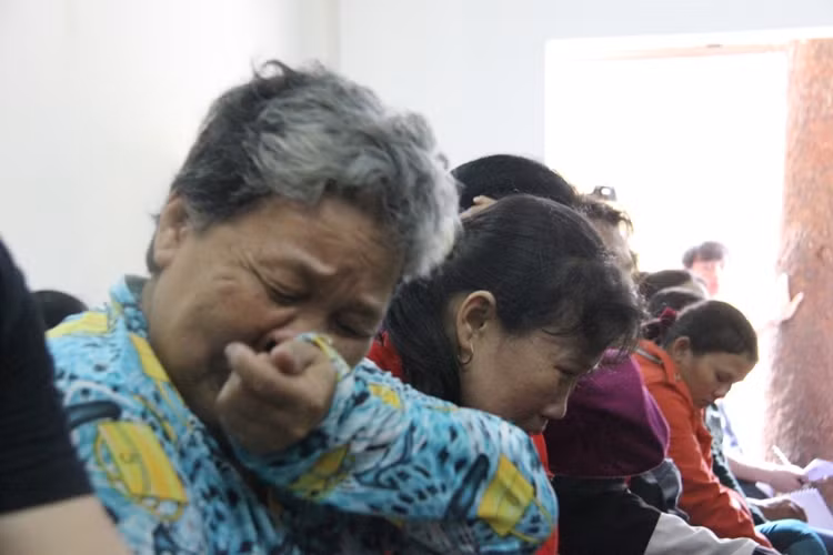 Mẹ ruột và người thân của bị cáo, bị hại khóc nức nỡ khi tham dự phiên tòa.