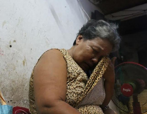 Người mẹ già nghẹn ngào thức trắng đêm chờ ngày gặp con ở Tòa án.