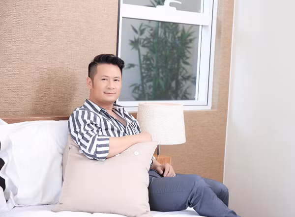 Bằng Kiều thư thái trong ngôi nhà yên tĩnh và thanh lịch mỗi khi trở về đây.