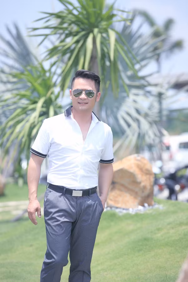 Khu căn hộ cao cấp mà Bằng Kiều ở có khuôn viên khá rộng lớn nên Bằng Kiều thường đi dạo xung quanh.