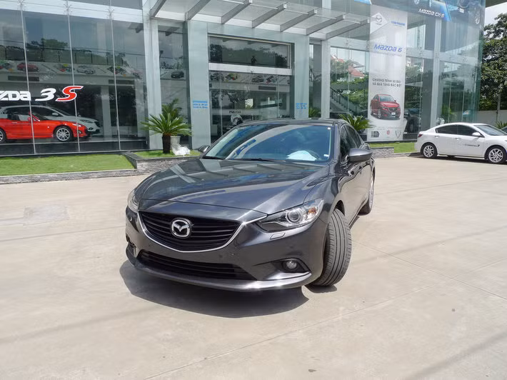 Hình ảnh xe Mazda 6 lắp ráp trong nước vừa được chia sẻ trên một diễn đàn về ô tô. Theo đó, đây là chiếc Mazda 6 màu xám, vừa xuất xưởng, đang có mặt tại một showroom của Mazda tại Sài Gòn.