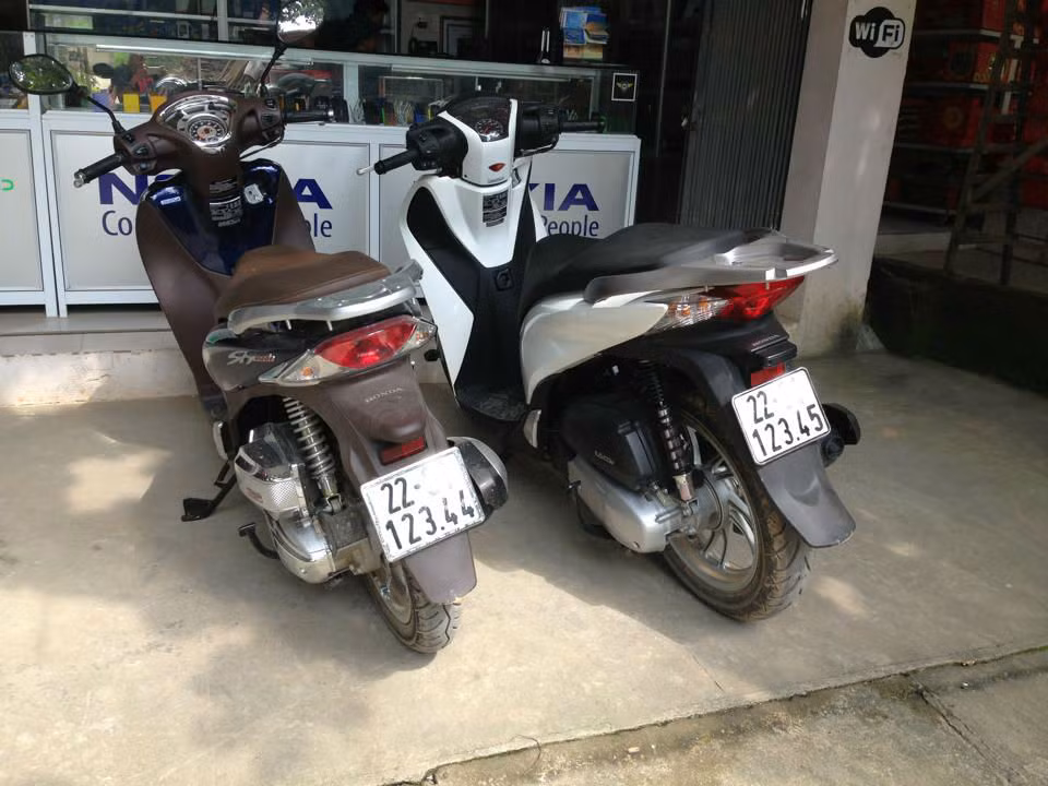 Sánh đôi cùng Honda SH Mode cũng có biển số rất ấn tượng. Ảnh: Facebook.