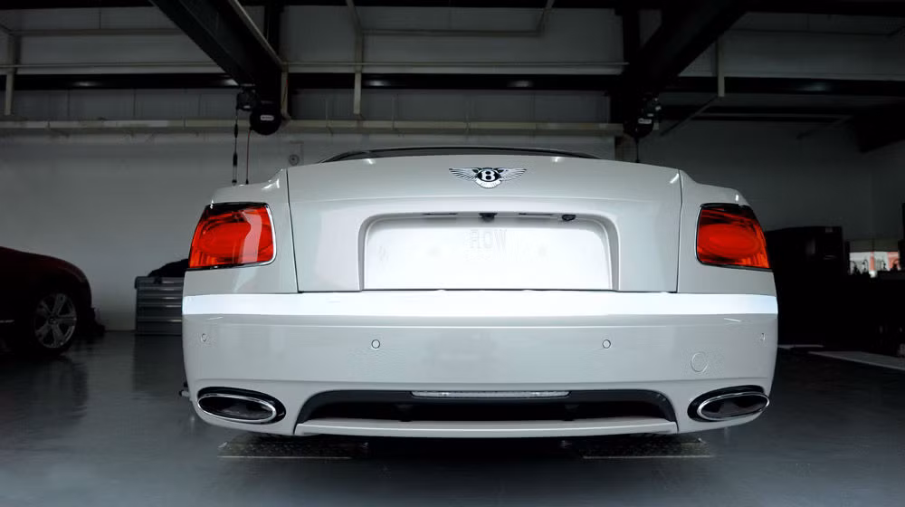 ... nhưng phần đuôi xe là cụm đèn hậu hình chữ nhật, tạo cho xe vẻ góc cạnh, rắn rỏi, năng động hơn cho xe.