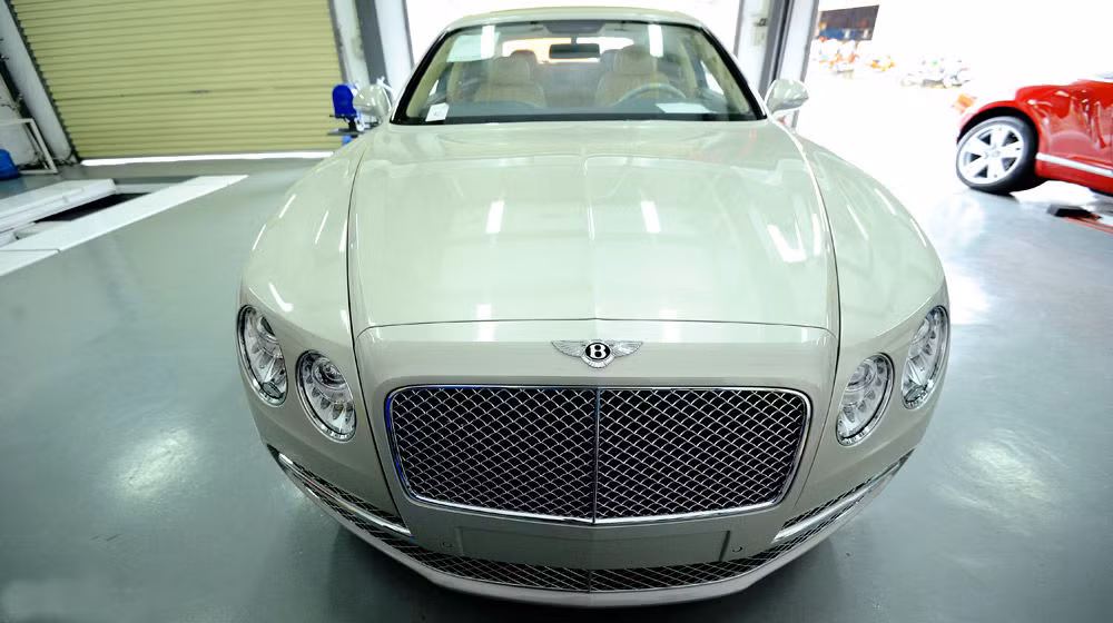 Mặt trước vẫn gây ấn tượng với đèn pha và lưới tản nhiệt đặc trưng...