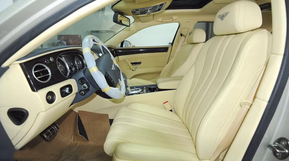 Động cơ này đi kèm với hộp số tự động 8 cấp và hệ dẫn động 4 bánh, giúp xe có thể tăng tốc từ 0-100km/h trong vòng 4,6 giây, trước khi đạt tốc độ tối đa 320km/h.