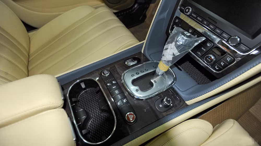 Dưới nắp ca-pô, Continental Flying Spur 2014 được trang bị động cơ 6.0L, công suất 616 mã lực tại 6.000 vòng/phút, mô-men xoắn 800 Nm tại 1.700 vòng/phút.