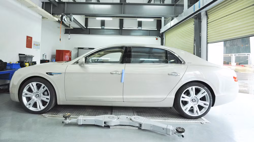 Continental Flying Spur 2014 sở hữu kích thước 5.299mm dài, 2.208mm rộng, 1.488mm cao, cùng chiều dài cơ sở 3.066mm. Trọng lượng không tải 2.972kg, dung tích khoang hành lý 475 lít.