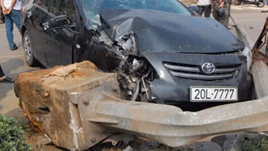 Số 7 tượng trưng cho sức mạnh, đẩy lùi ma quỷ, nó được ban cho một sức mạnh kỳ bí bất khả xâm phạm. Tuy nhiên, trên thực tế, biển tứ quý 7 ở Việt Nam còn được người ta nhớ đến sau vụ chiếc xe 20L-7777 gây tai nạn chết người.