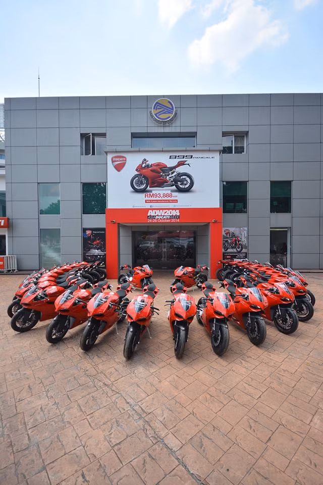 Tổng thể Panigale 899 có thiết kế tương tự đàn anh Panigale 1199, điểm khác biệt nổi bật chính là gắp bánh sau. 899 có 2 gắp sau. Hai gắp nối với bánh sau tạo cảm giác cân đối cho xe.