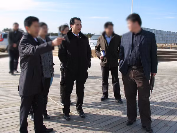 Năm 2006, ông Đinh Trường Chinh cùng vài người bạn thành lập công ty Việt Hân do ông Chinh làm chủ tịch với vốn điều lệ 320 tỷ đồng, sau đó được nâng lên thành 1.600 tỷ đồng. 4 năm sau, công ty Việt Hân công bố hàng loạt dự án khủng khiến dư luận và báo giới được phen tròn mắt. Ảnh: Chồng cũ Diễm Hương trong chuyến công tác đến Trung Quốc.