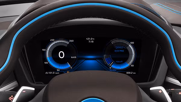 Siêu xe có giá từ 135.700 USD này từng có màn xuất hiện ấn tượng trong màn cao trào cuối của bom tấn Nhiệm vụ bất khả thi 4 của Tom Cruise hồi năm 2011.